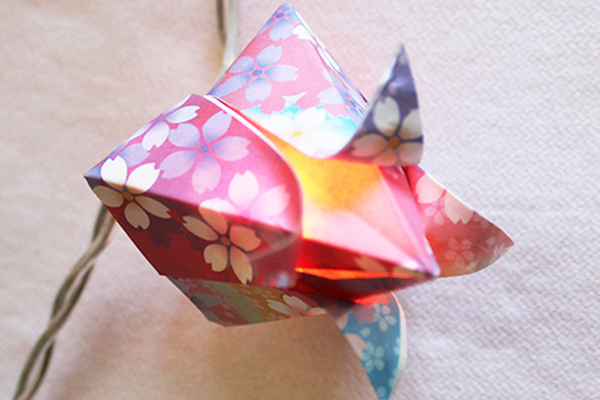 Guirlande de fleurs en origami DIY