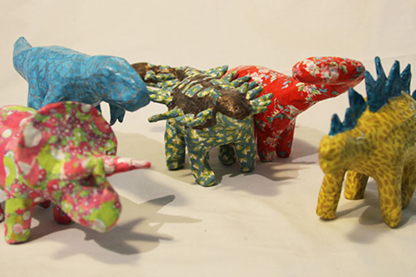 Dinosaures en papier mâché