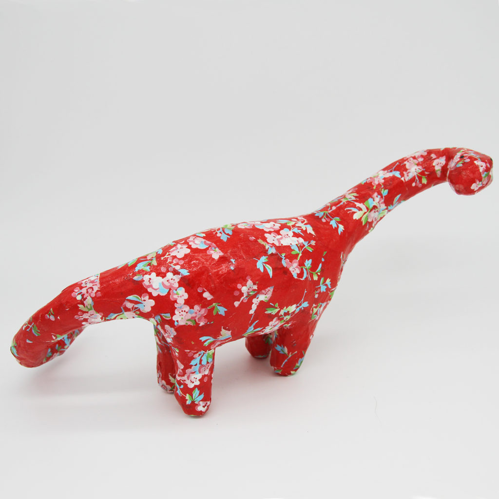 Diplodocus rouge en papier mâché