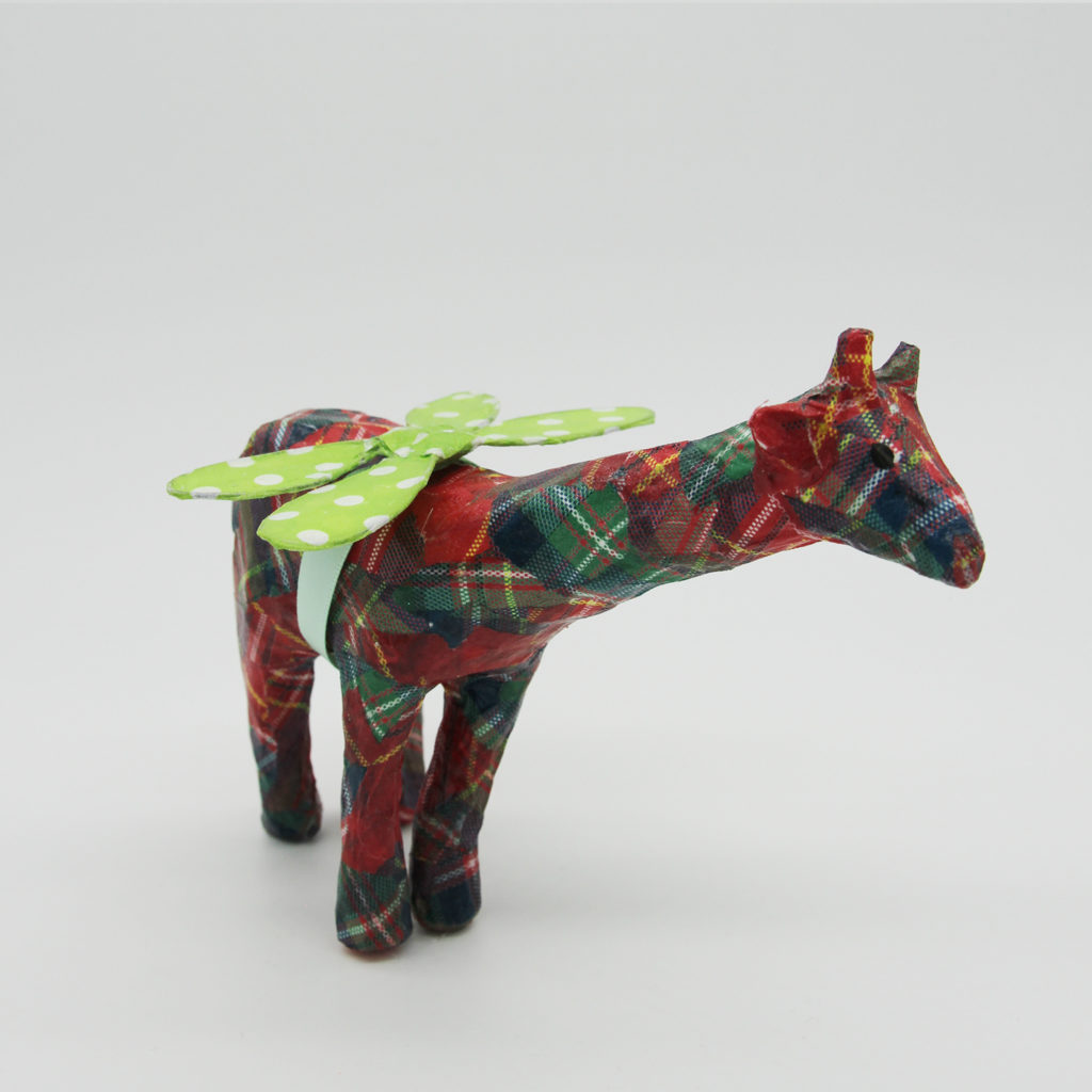 Girafe rouge en papier mâché