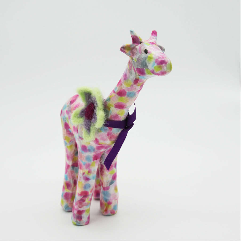 Girafe rose en papier mâché