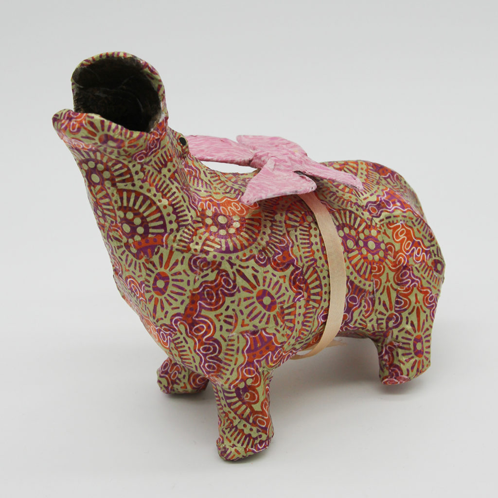 Hippopotame rose en papier mâché