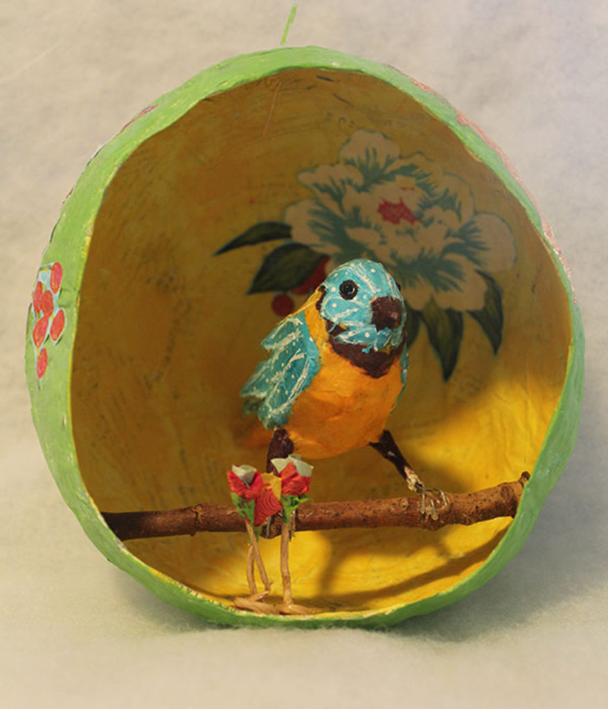 Suspension l'oiseau bleu et jaune dans son nid