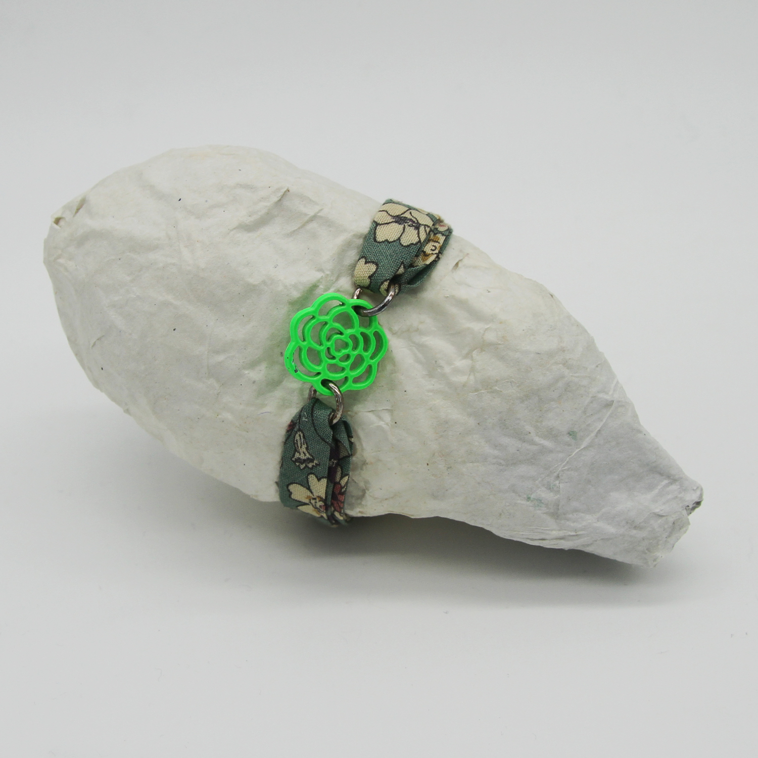Bracelet avec biais et connecteur en filigrane vert