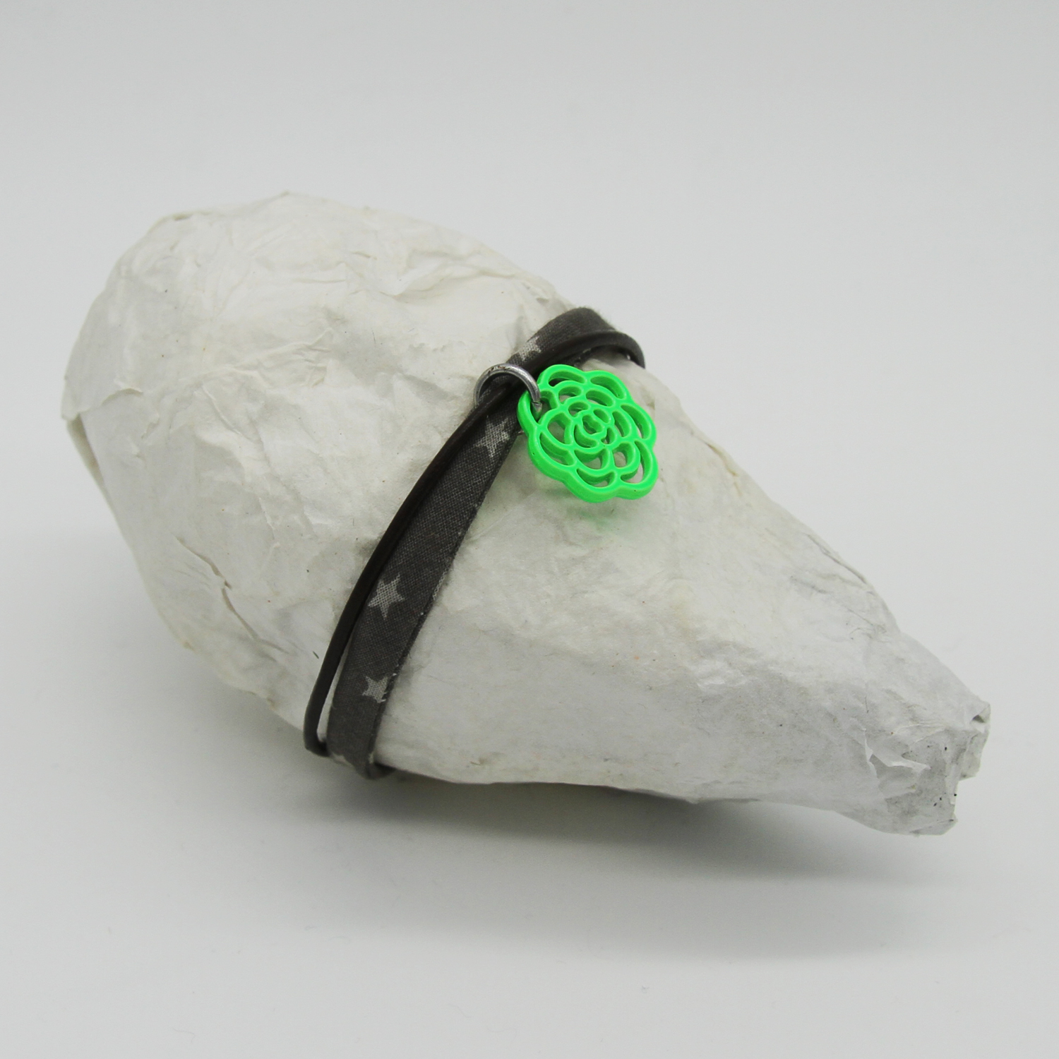 Bracelet avec biais et connecteur en filigrane vert