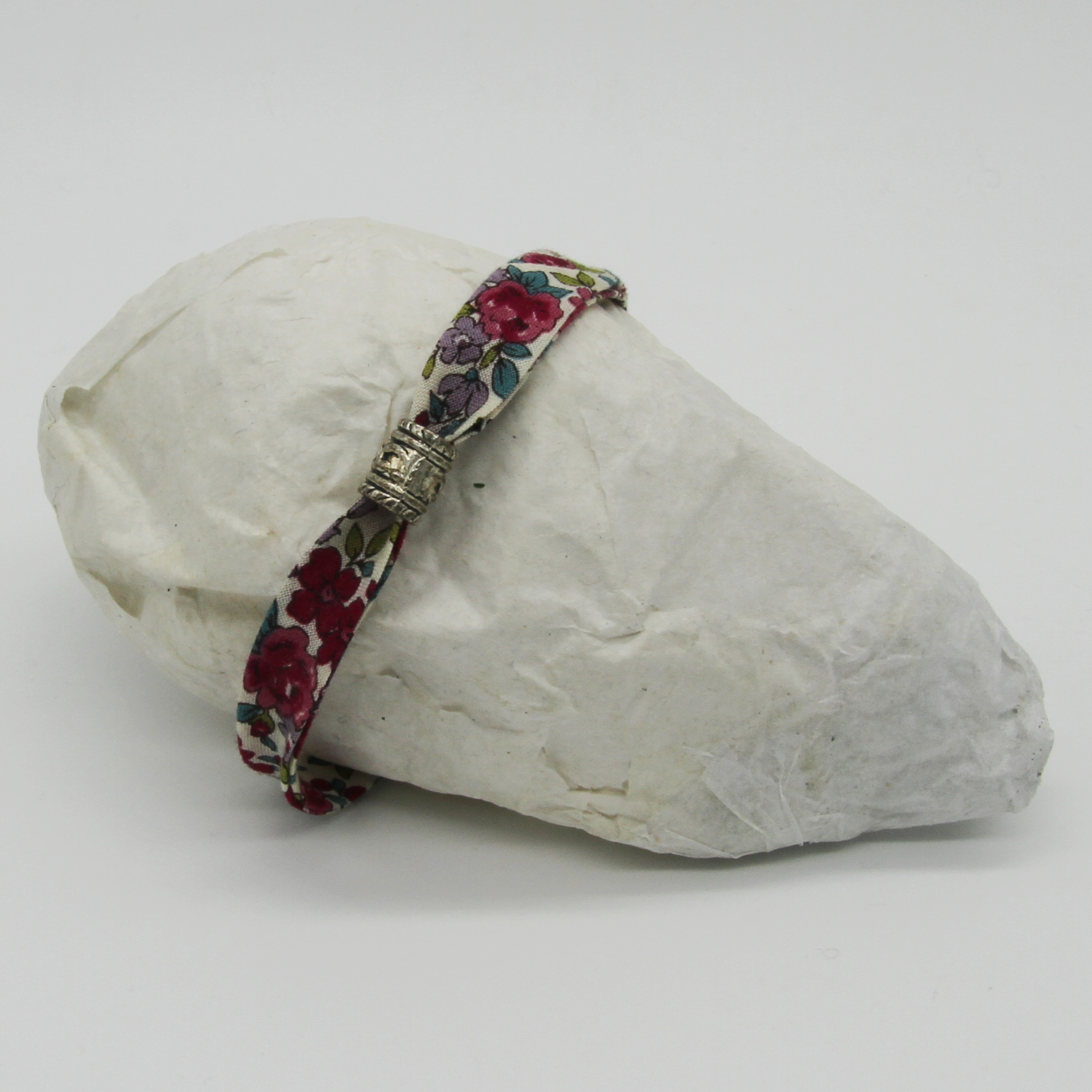 Bracelet en tissu avec perle en métal