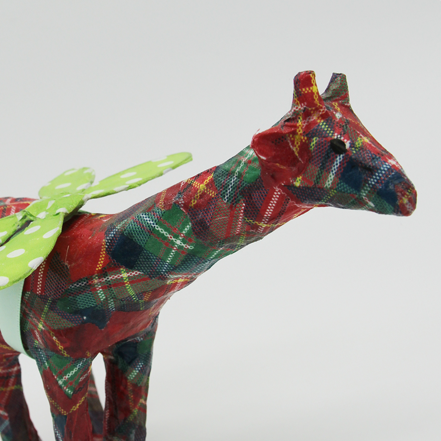 Création de girafe ailée en papier mâché