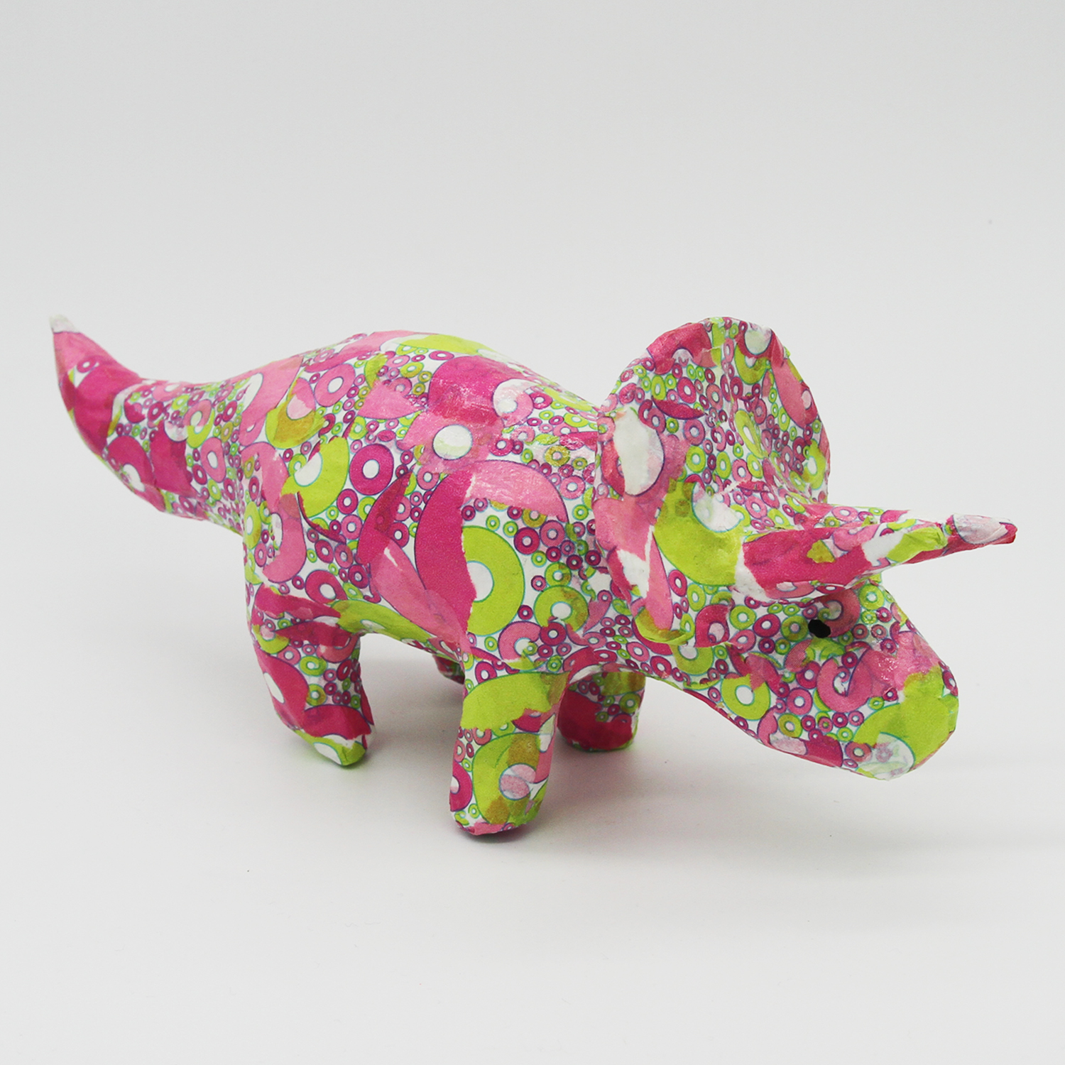 Création de dinosaure en papier mâché le triceratops