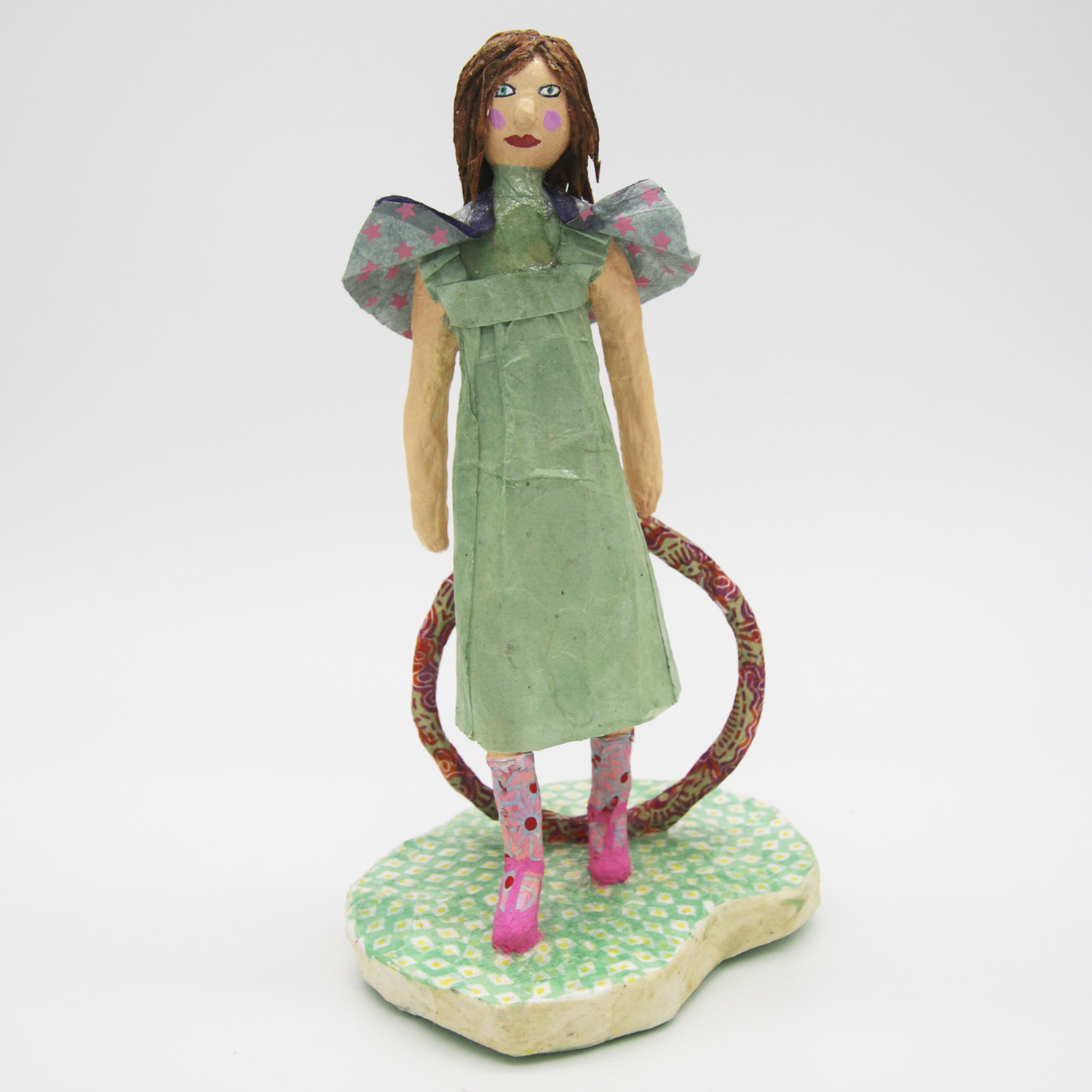 Création de figure en papier mâché Jeune fille au cerceau