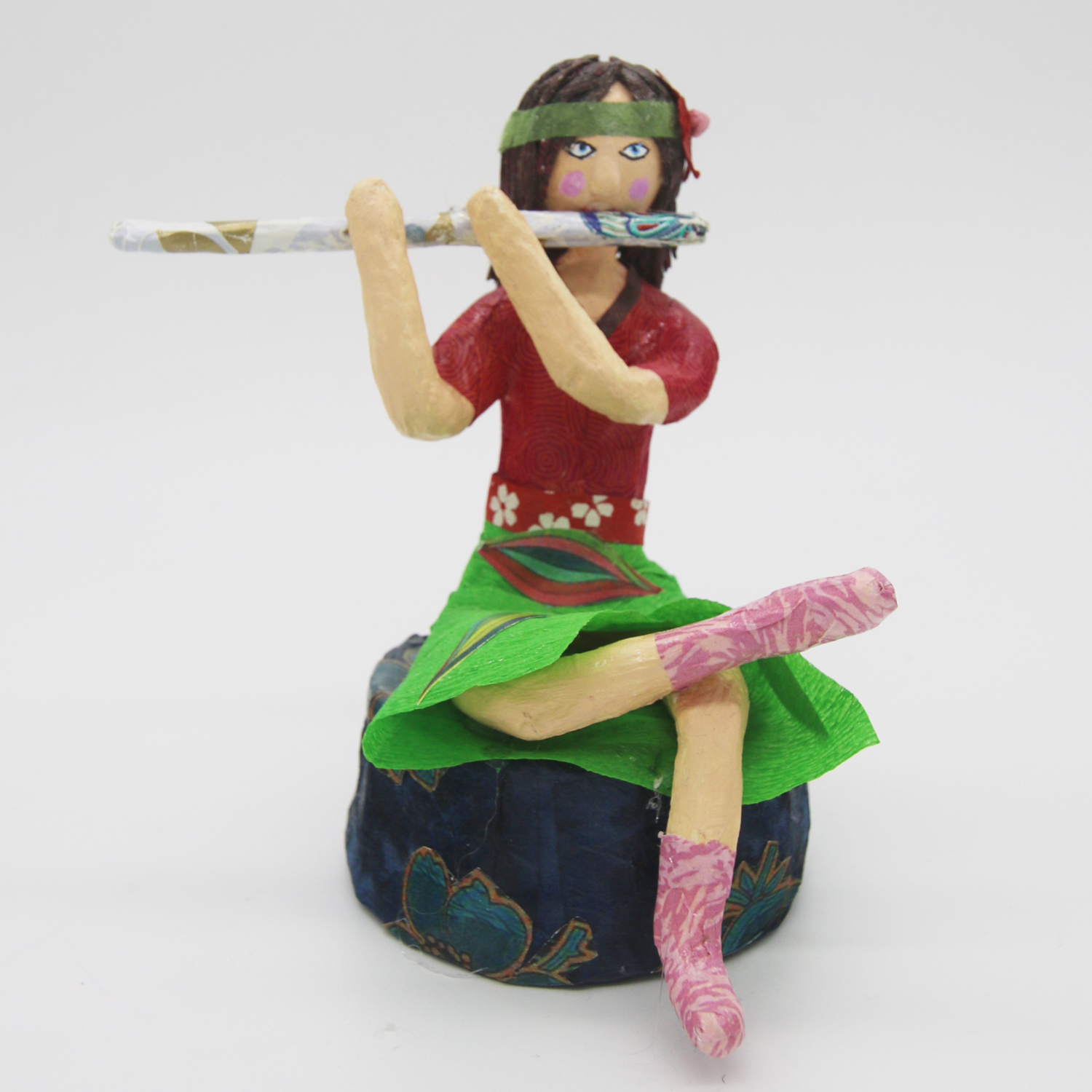 Création de figure en papier mâché Jeune fille à la flûte