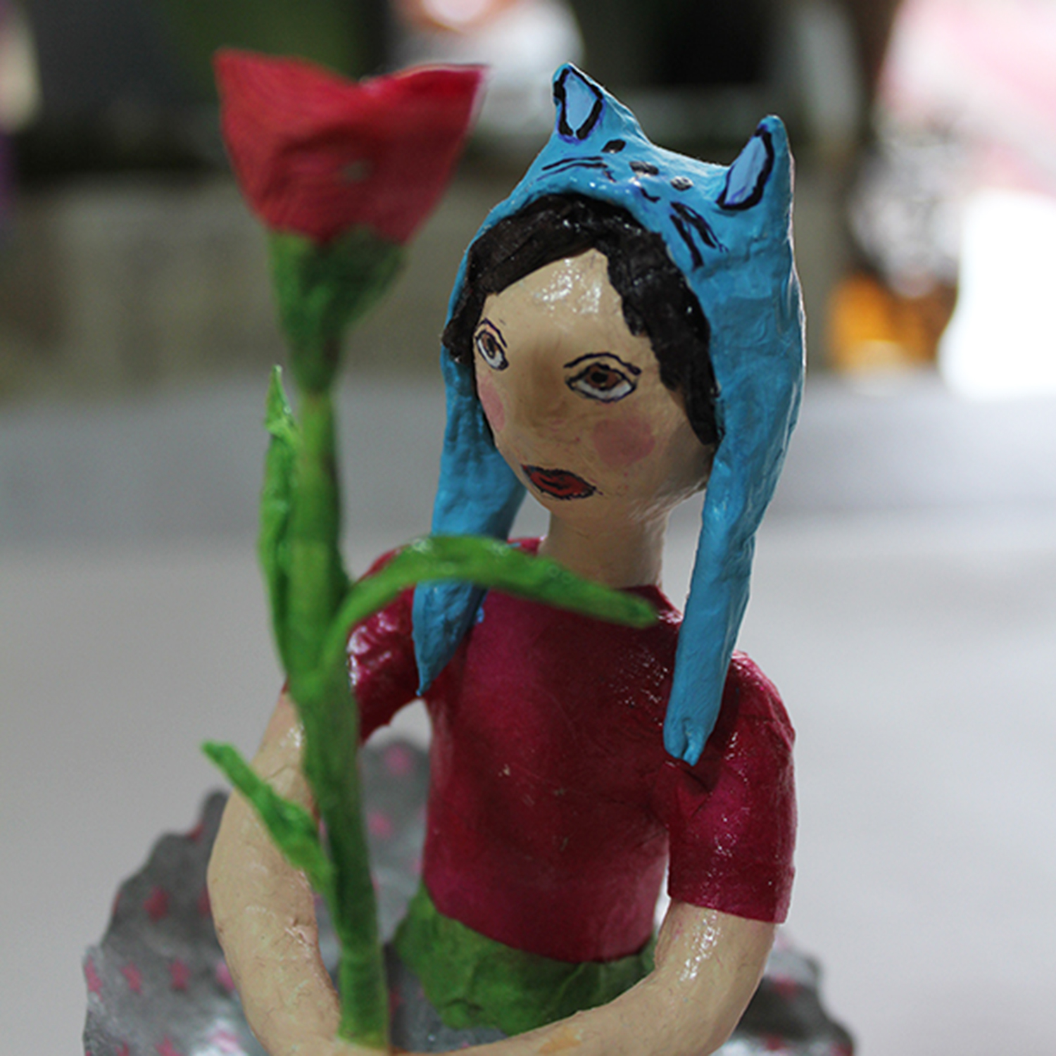 Création de figure en papier mâché Jeune fille à la rose