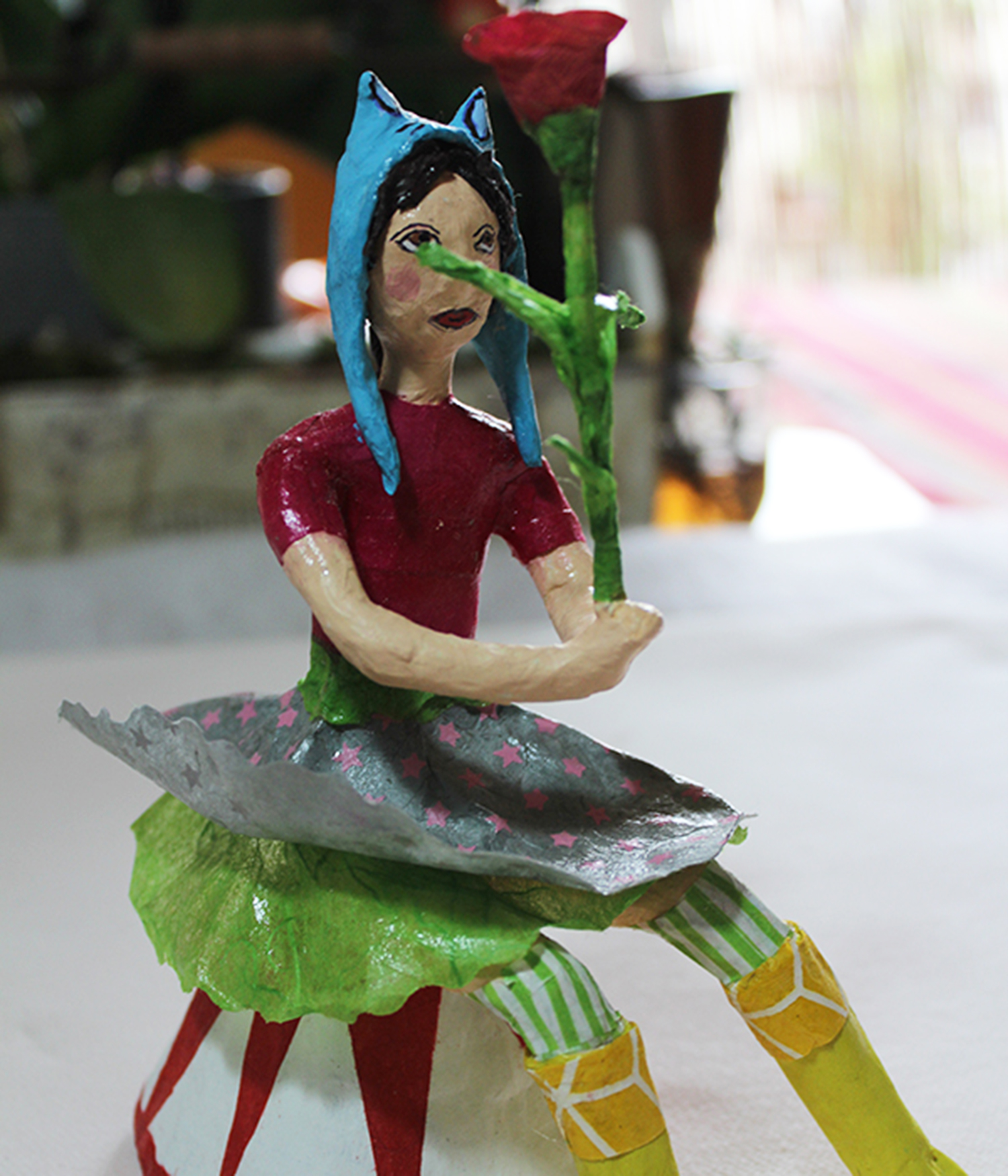 Création de figure en papier mâché Jeune fille à la rose