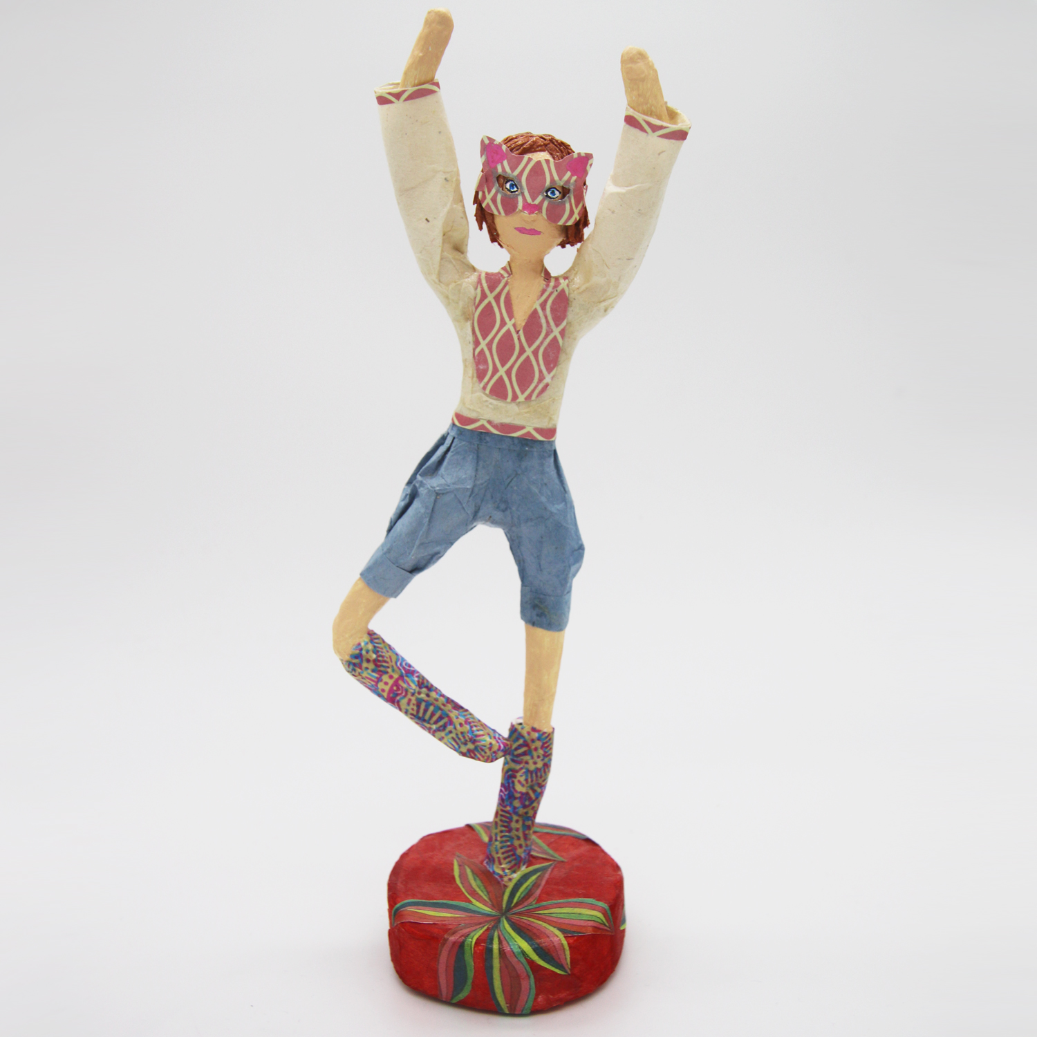 Création de figure en papier mâché Danseuse masquée