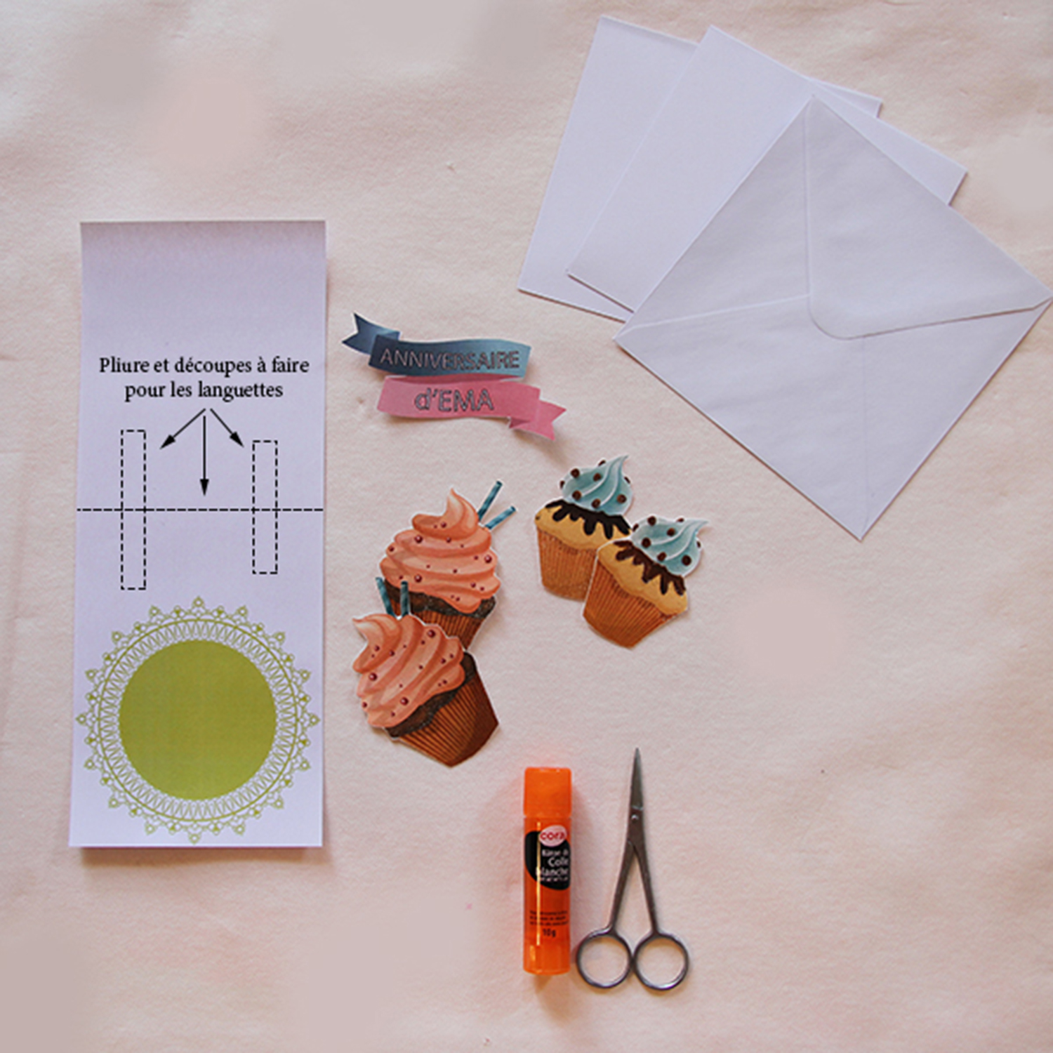 DIY la carte popup anniversaire spéciale Cupcakes