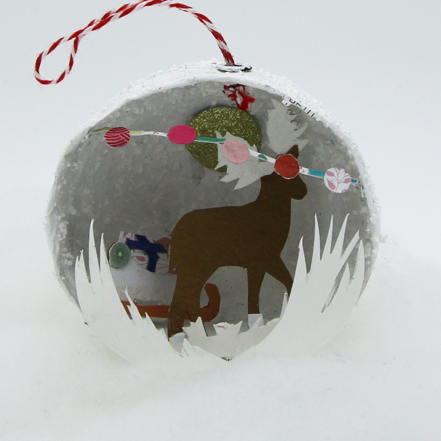 Boule de Noël avec renne en papier découpé