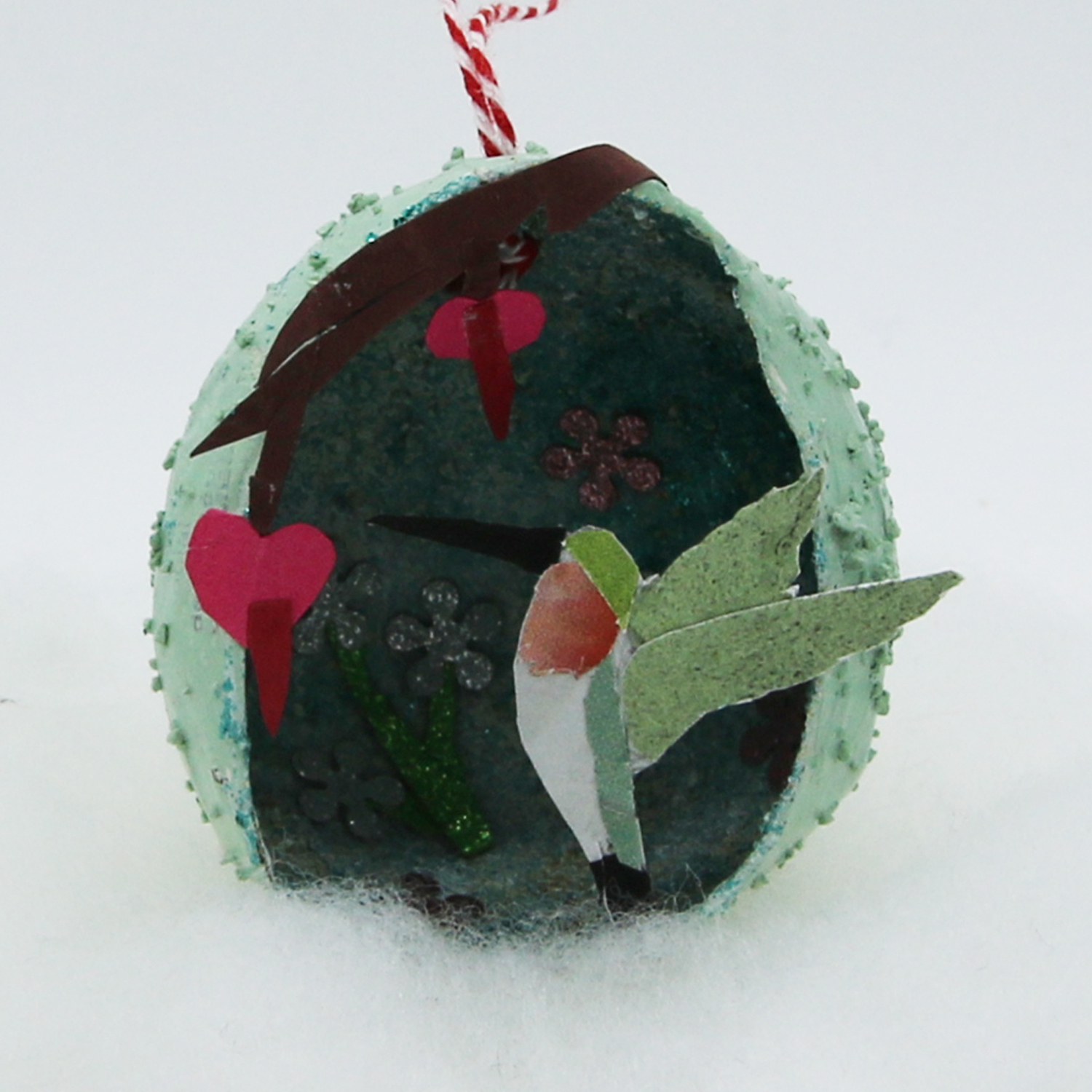 Oeuf de Noël avec colibri en papier découpé